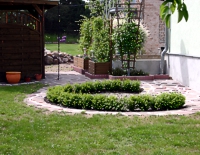 Einfassung einer Zisterne mit Bruchsteinplatten, Granitpflaster und Buchsbaum